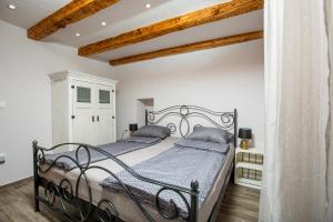 two beds in a bedroom with white walls and wooden beams at Villa 1900 in Kornić +34 photos