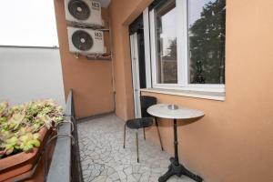 ミラノにあるヴィラ ジョイアの小さなテーブルと窓が備わる小さな客室です。