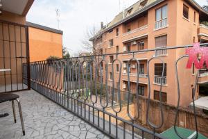 uma varanda com uma cerca ao lado de um edifício em Villa Gioia em Milão