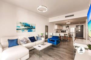 A seating area at Bnb Hyperion - 2BR Condo for 9 w Pool & Parking