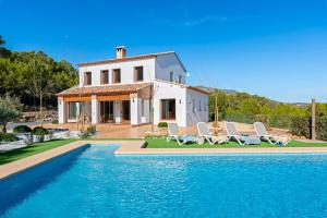 une villa avec une piscine en face d'une maison dans l'établissement Villa Natura - PlusHolidays, à Calp