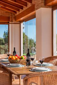 - une table en bois avec un bol de fruits et des verres à vin dans l'établissement Villa Natura - PlusHolidays, à Calp