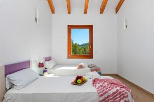 1 dormitorio con 2 camas y ventana en Villa Natura - PlusHolidays, en Calpe