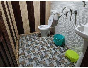 uma casa de banho com um WC e um lavatório em Hotel Priya, Ghanghariya em Pāndukeshwar