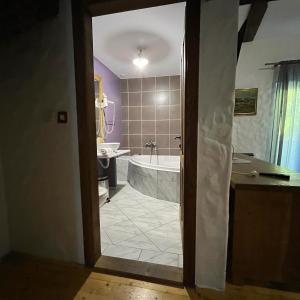 bagno con vasca e lavandino di Country House Marića Gaj a Grude