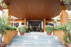 een lobby van een gebouw met trappen en potplanten bij Biet Dien Hotel in Buon Ma Thuot