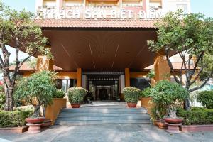 ein Hotel mit einer Treppe, die zu einem Gebäude führt in der Unterkunft Biet Dien Hotel in Buon Ma Thuot