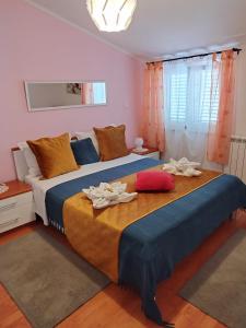 1 dormitorio con 2 camas y toallas. en Appartmani Punta en Umag