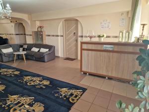 - un salon avec un canapé et un comptoir dans l'établissement BON TON Residence, à Drobeta-Turnu Severin