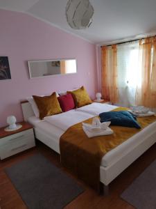 1 dormitorio con 1 cama grande y 2 toallas. en Appartmani Punta, en Umag