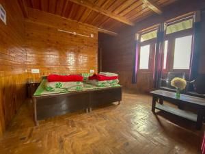 um quarto grande com uma cama e uma mesa em Kiran Home Stay em Shoja