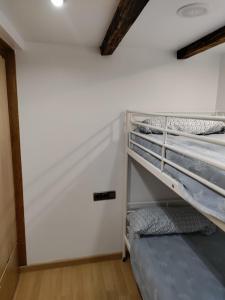 Двухъярусная кровать или двухъярусные кровати в номере Casa al lado del mar