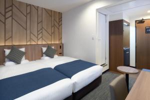 Postel nebo postele na pokoji v ubytování HOTEL MYSTAYS Atsugi