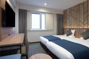 Postel nebo postele na pokoji v ubytování HOTEL MYSTAYS Atsugi