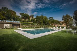 Bazén v ubytovaní Villa Anitori Prestige Relais & Spa alebo v jeho blízkosti