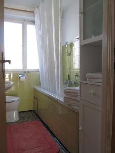 La salle de bains est pourvue d'une baignoire, de toilettes et d'un lavabo. dans l'établissement Ferienwohnung Bluhm, à Weilheim in Oberbayern