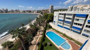 una vista aérea de un edificio y del océano en Apto Cala Real Playa Muchavista - ElCampello, en Alicante