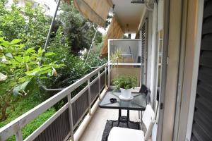 een balkon met een tafel en planten erop bij Citrus dream apartment in Athene