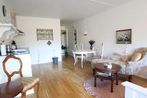 uma sala de estar com um sofá e uma mesa em Schellerup Gård em Herning