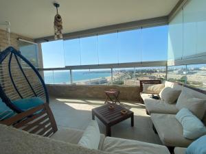 een woonkamer met een bank en een stoel bij Sea View in Akko