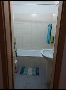 奧迪韋拉什的住宿－Ap Central Chic，带浴缸、盥洗盆和卫生间的浴室