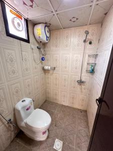 a small bathroom with a toilet and a shower at Hiking break 