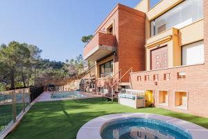 een afbeelding van een huis met een zwembad bij Can Camarasa in Cervelló