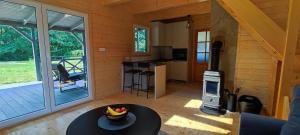 una cucina e un soggiorno di una casetta di Domek letniskowy Nad Mrowinkiem a Rybakowo Altre 35 foto