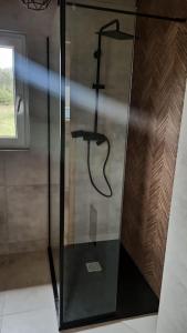 un bagno con box doccia e tubo di Domek letniskowy Nad Mrowinkiem a Rybakowo