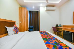 Habitación de hotel con cama y escritorio en FabHotel Royal Residency I en Nueva Delhi