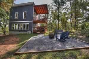 une maison dans les bois avec deux chaises devant dans l'établissement Brand New Modern Luxury Couples Fit for Royalty, à Cleveland