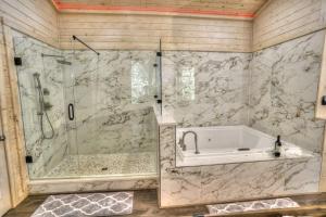 une salle de bain avec baignoire et douche en verre dans l'établissement Brand New Modern Luxury Couples Fit for Royalty, à Cleveland 26 autres photos