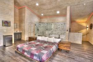 une chambre avec un lit et un lavabo dans l'établissement Brand New Modern Luxury Couples Fit for Royalty, à Cleveland