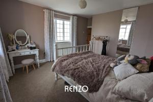 um quarto com uma cama com animais de peluche em Homely 4-bed Home in Nottingham by Renzo, Peaceful Location, Sleeps 8! em Burton Joyce