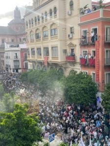 una grande folla di persone che si trovano di fronte a un edificio di Apartamentos Sevilla Centro a Siviglia