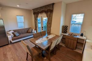 sala de estar con mesa y sofá en Modern comfort, prime location, 360 views, 4 BR entire house, en San Diego