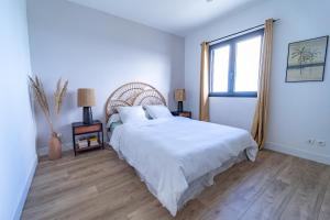 Postel nebo postele na pokoji v ubytování Villa cactus avec piscine et vue mer