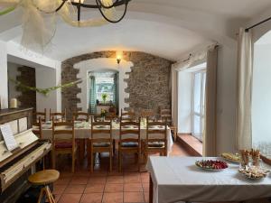 comedor con mesa y sillas en Villa Vykmanov, en Měděnec