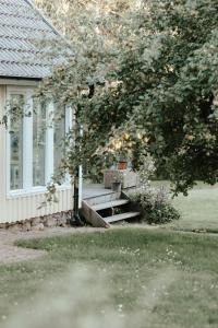 uma casa com um conjunto de escadas que levam a uma janela em Östra Nyrups Lantliv em Höör