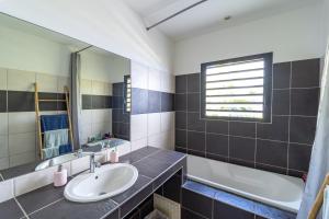 Koupelna v ubytování Villa cactus avec piscine et vue mer