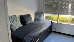 1 cama con 2 almohadas en una habitación con ventana en Apto Cala Real Playa Muchavista - ElCampello, en Alicante 82 fotos más
