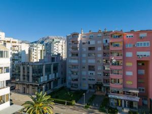 een groep hoge gebouwen in een stad bij Filip in Bar