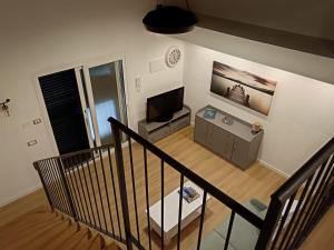 vista sul soffitto di un soggiorno con TV di IGIEA APARTMENT a Palermo