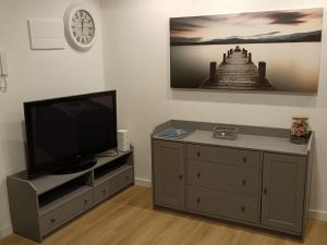 un soggiorno con TV a schermo piatto e cassettiera di IGIEA APARTMENT a Palermo Altre 18 foto