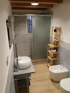 un bagno con due lavandini e uno specchio di IGIEA APARTMENT a Palermo