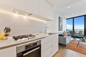 Cuisine ou kitchenette dans l'établissement 1 Bedroom with breathtaking Port Phillip Bay views