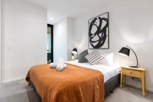 Un ou plusieurs lits dans un hébergement de l'établissement 1 Bedroom with breathtaking Port Phillip Bay views