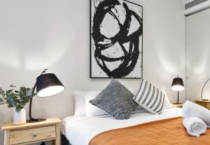Un ou plusieurs lits dans un hébergement de l'établissement 1 Bedroom with breathtaking Port Phillip Bay views