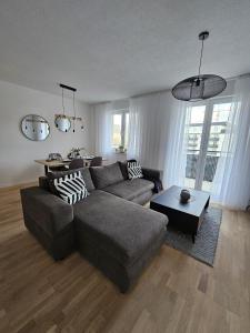 uma sala de estar com um sofá e uma mesa em Apartman 33 em Kiseljak