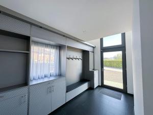Zimmer mit einem großen Fenster und einer Küche in der Unterkunft ShareBnB in Tobit.Town in Ahaus